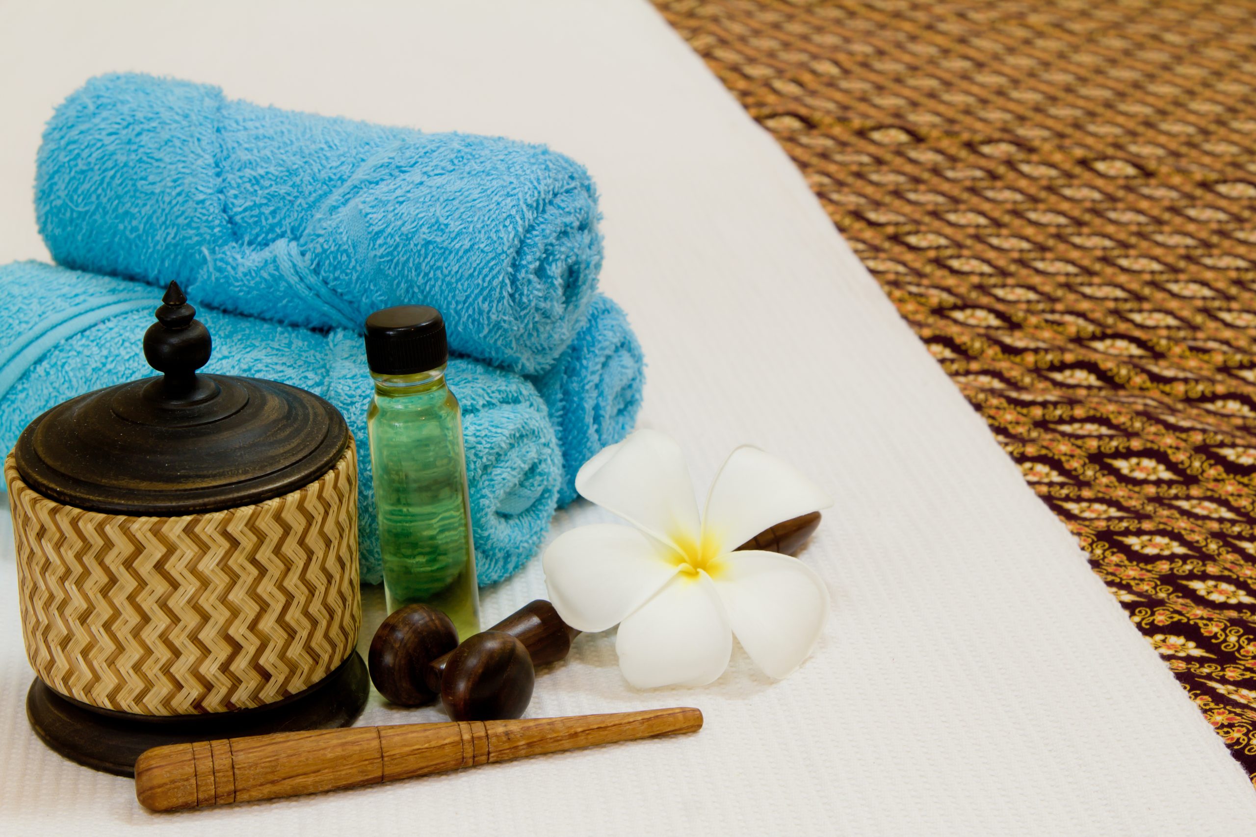 Accueil health spa with white flower ,bottles with essential oil